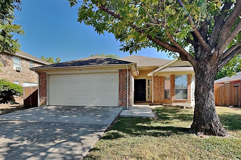 Property Photo: 103 Sudbury Way TX 76018