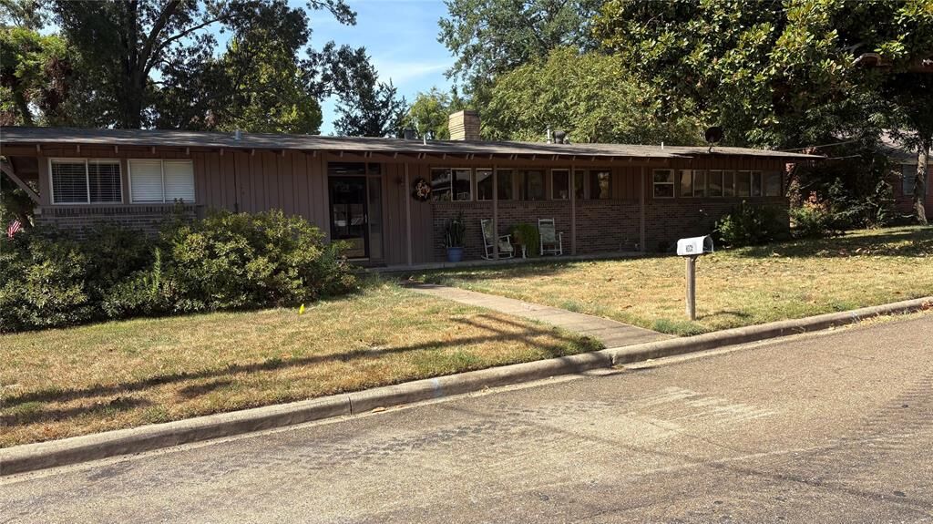 Property Photo:  306 E Pine  TX 75494 