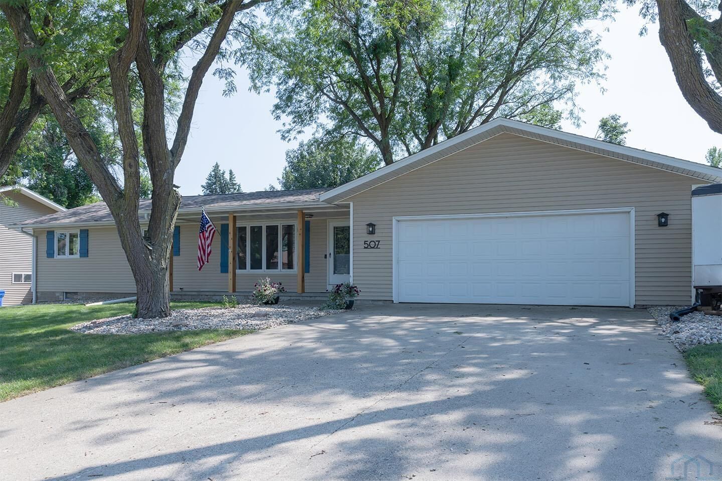 Property Photo: 507 3rd St SE IA 51250