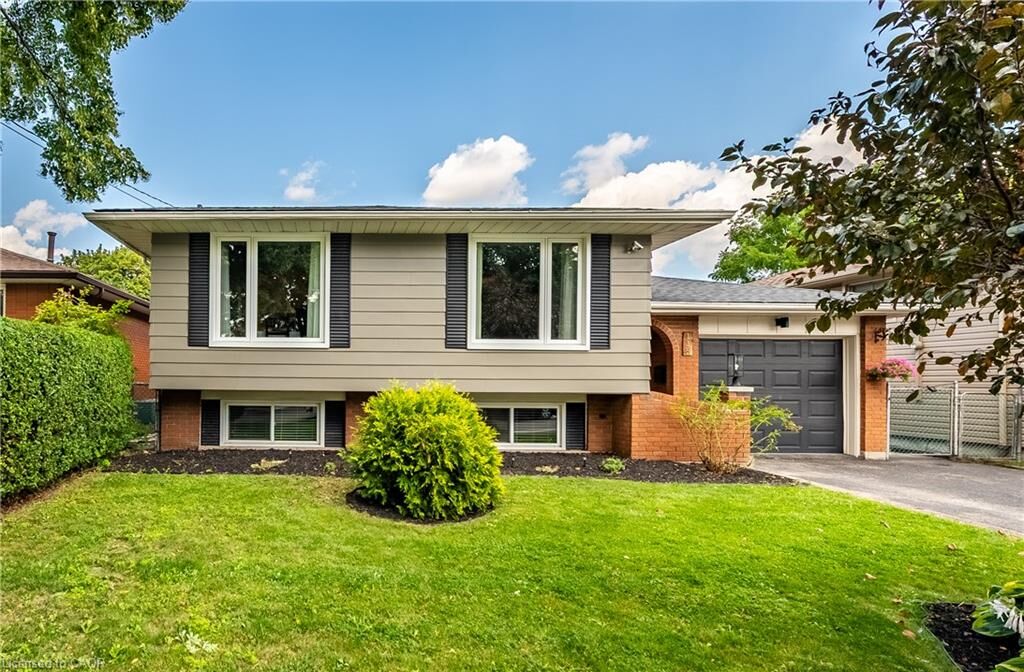 Property Photo: 118 Tyrone Drive ON L9C 2N1