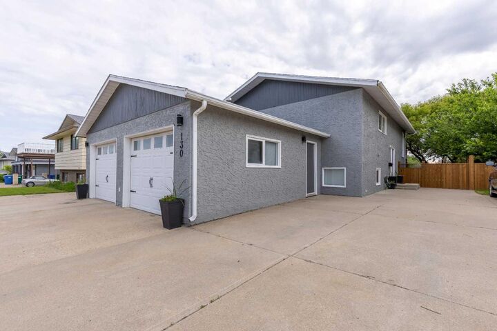 Property Photo:  130 Chippewa Crescent W  AB T1K 5B5 