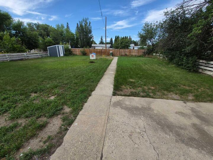Property Photo:  4931 54 Avenue  AB T1G 1H5 