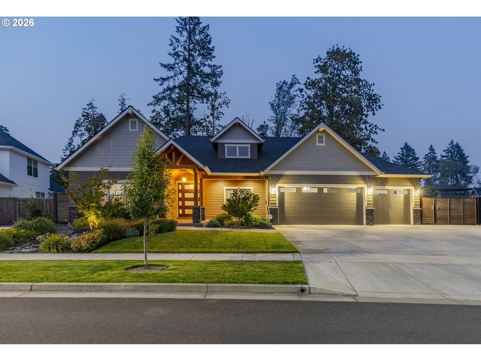 Property Photo:  1822 John Day Dr  OR 97408 