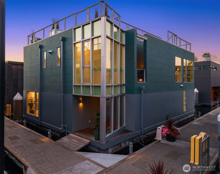 Property Photo:  2821  Fairview Avenue E Unit 4  WA 98102 