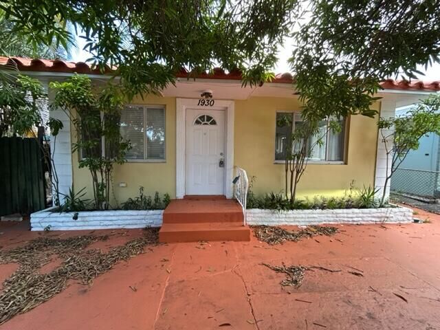Property Photo: 1930 Pierce Street 1-4 FL 33020