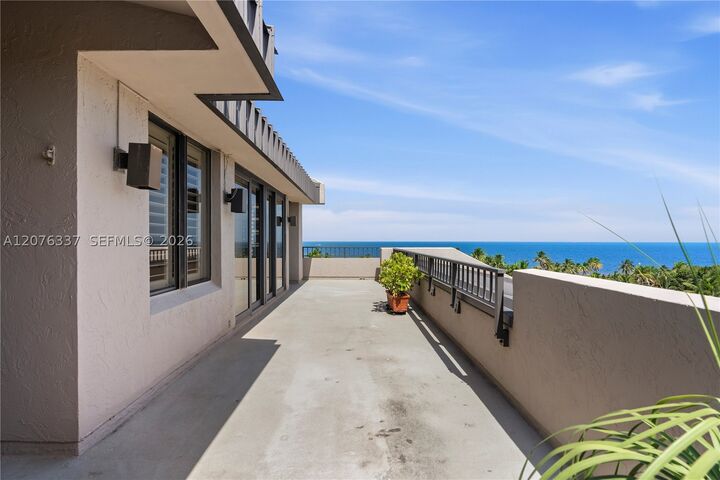 Property Photo:  