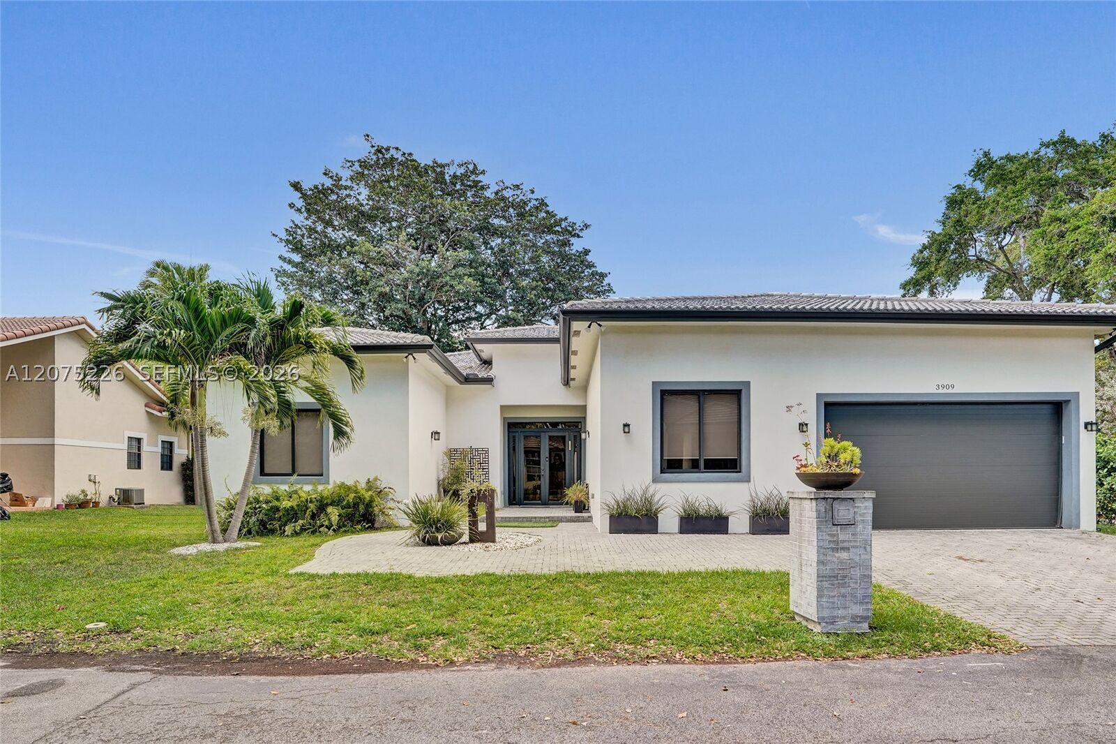Property Photo: 3909 SW 54th Ct 3909 FL 33312