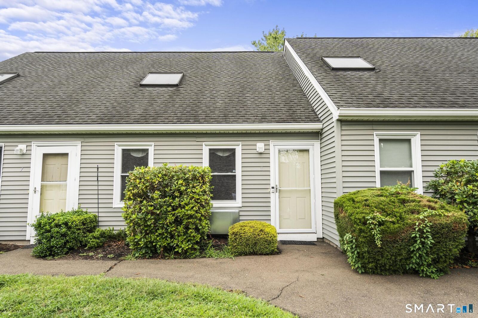 Property Photo:  8 Grove Court 8  CT 06405 