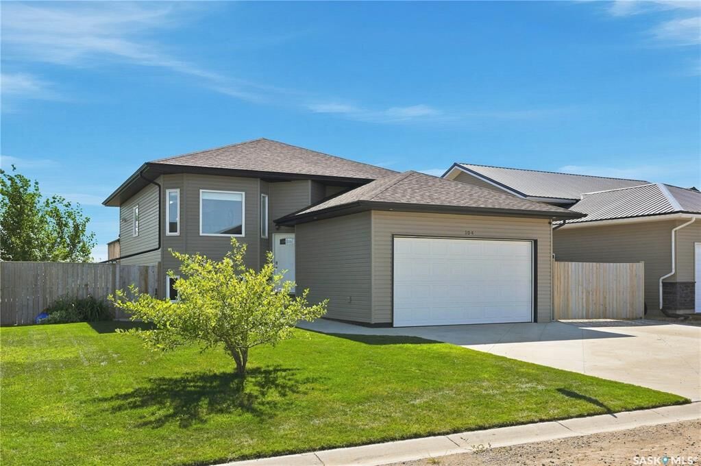 Property Photo:  104 McDonald Street  SK S0K 0A2 