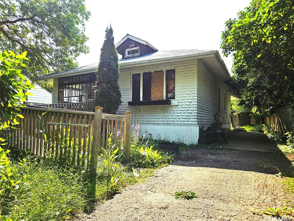 Property Photo:  146 6th Avenue N  SK S3N 0Y1 