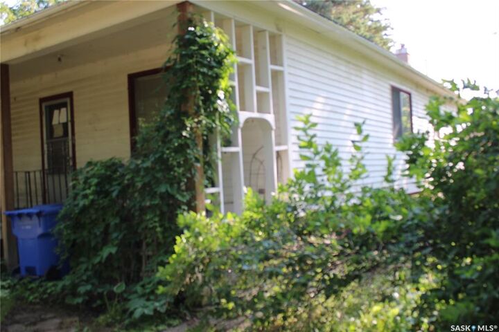 Property Photo:  214 West Avenue  SK S0A 1S0 