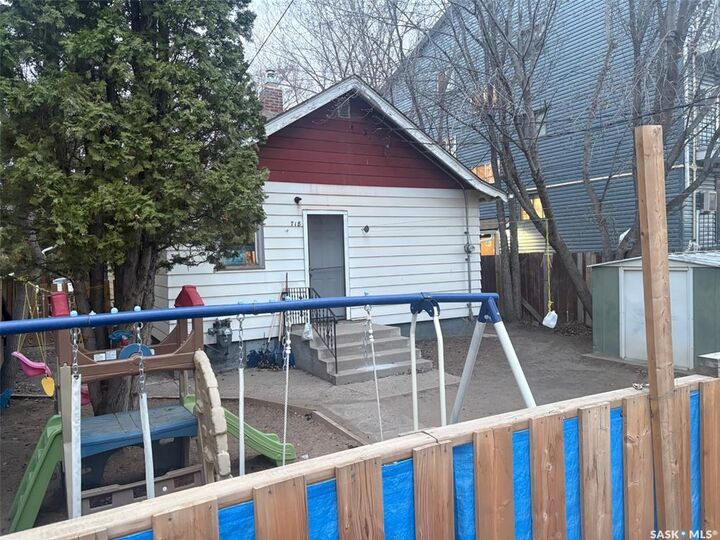 Property Photo:  718 8th Street E  SK S7H 0R3 