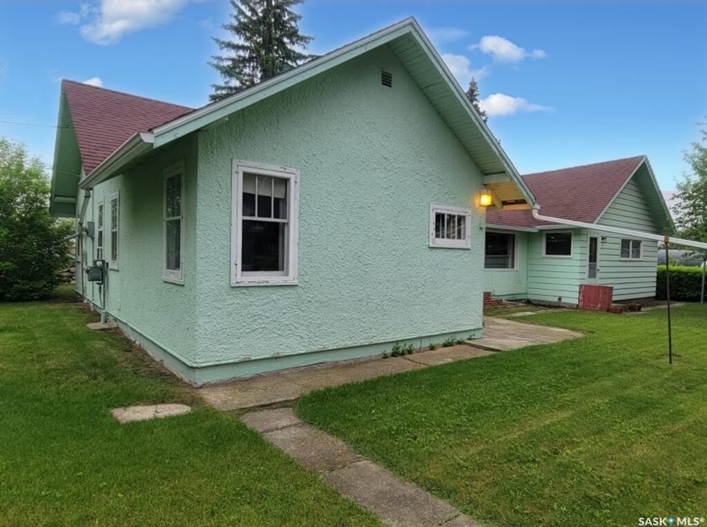 Property Photo:  106 Railway Avenue E  SK S0M 2C0 