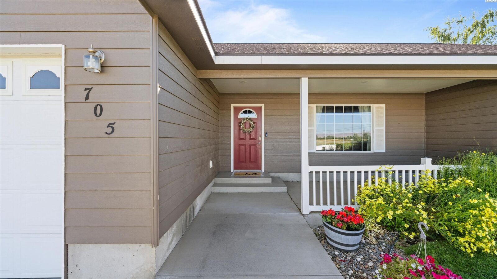 Property Photo:  705 Cherry Ln  WA 98930 