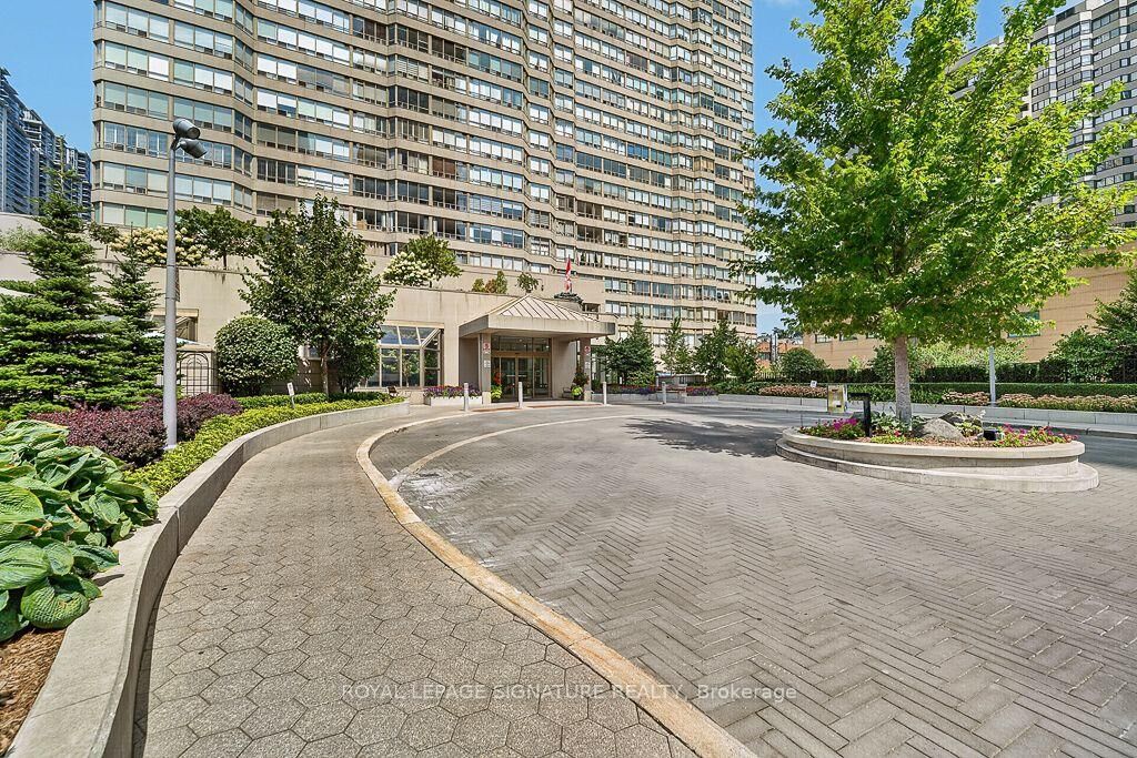 Property Photo:  30 Greenfield Avenue Ph14  ON M2N 6N3 