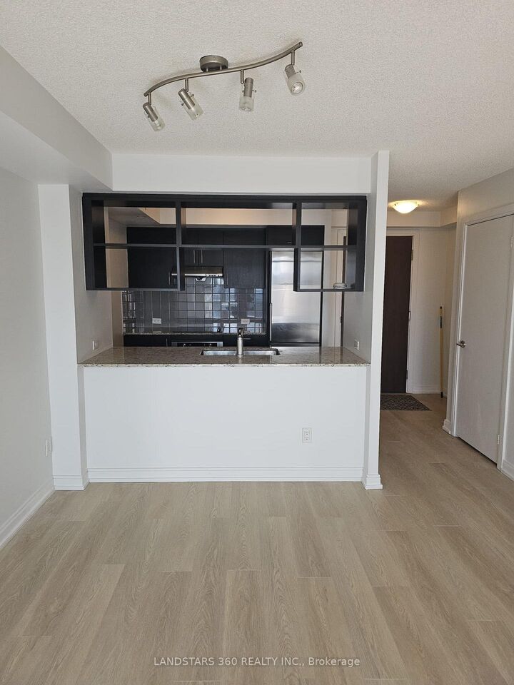 Property Photo:  255 Village Green Square 2206  ON M1S 0L3 