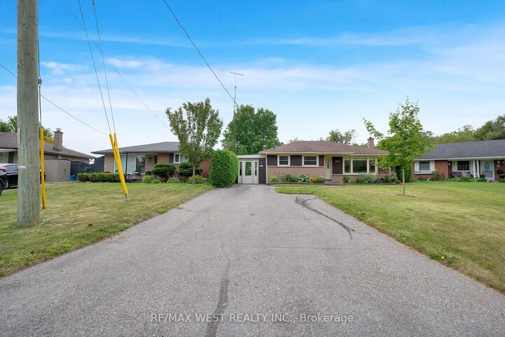 Property Photo:  397 Brentwood Avenue Main  ON L1G 2S7 