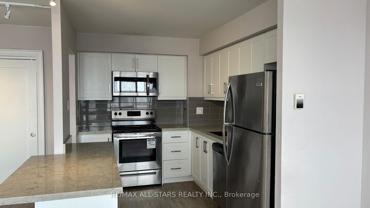 Property Photo:  10 Sunny Glenway 1906  ON M3C 2Z3 
