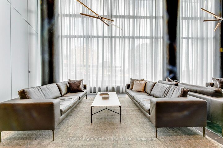 Property Photo: 3900 Confederation Parkway 5010 ON L5B 0M3