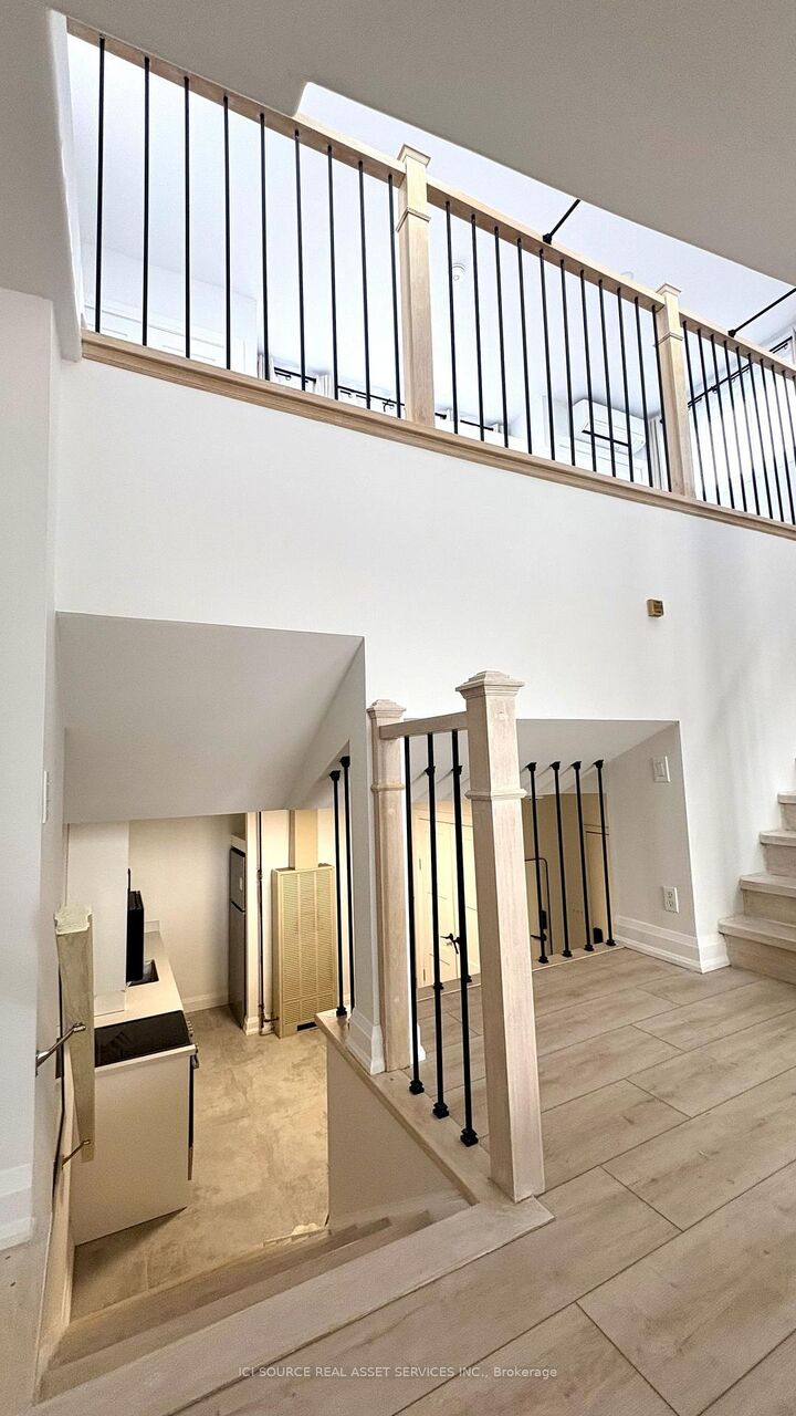 Property Photo:  754 Queen Street E 2  ON M4M 1H4 