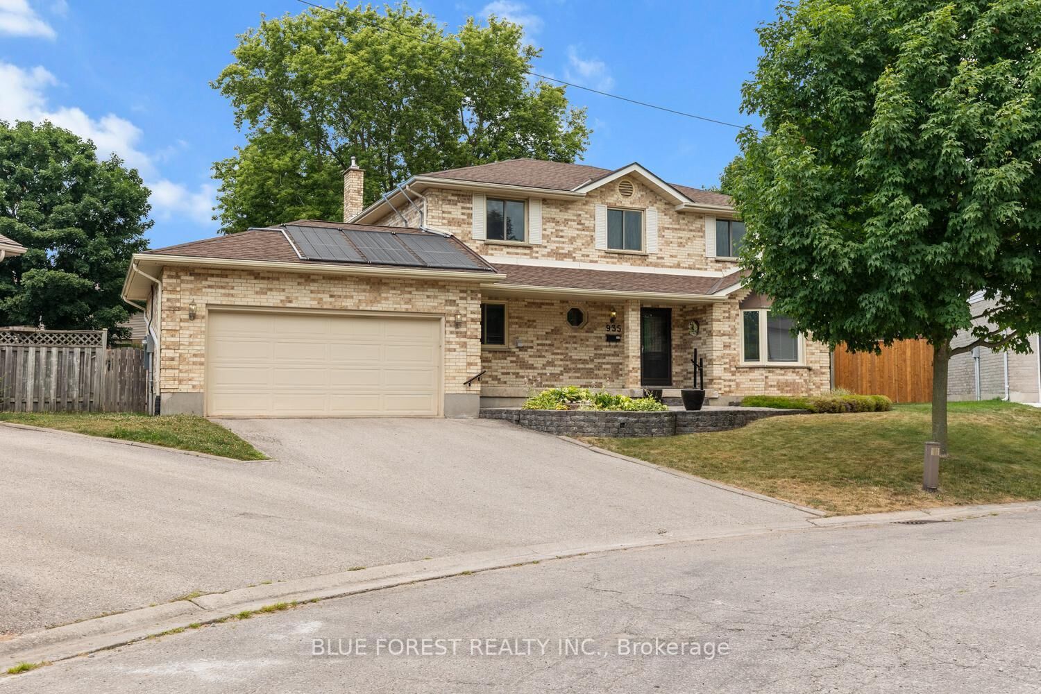 Property Photo: 935 Country Club Place ON N6C 5R5