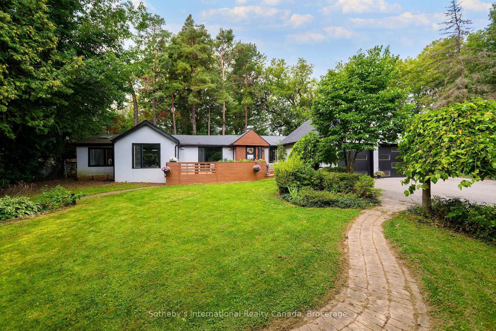 Property Photo: 38 Hilltop Boulevard ON L0H 1G0
