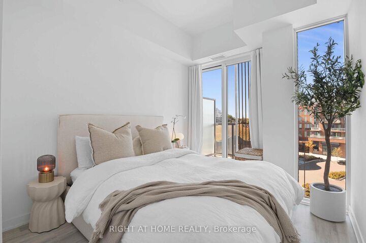 Property Photo: 220 Missinnihe Way 403 ON L5H 0A9