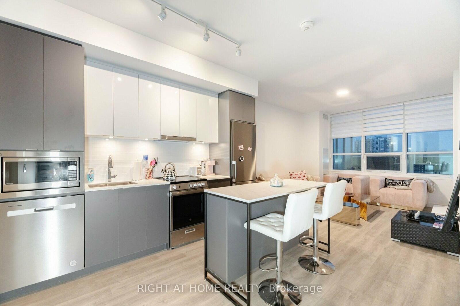 Property Photo: 50 Upper Mall Way 226 ON L4J 0L8
