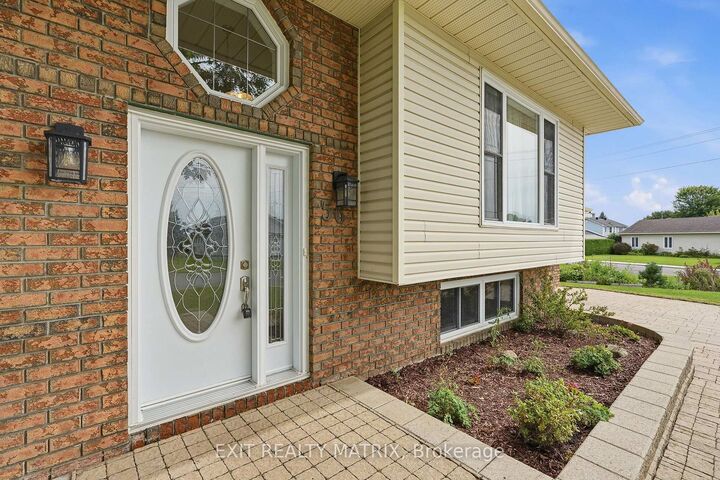 Property Photo: 56 Isabelle Street ON K0A 1M0