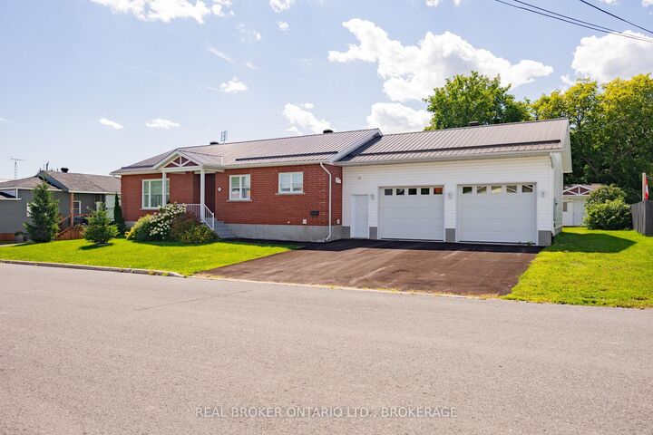 Property Photo:  238 Bishop Street S  ON K0C 1A0 