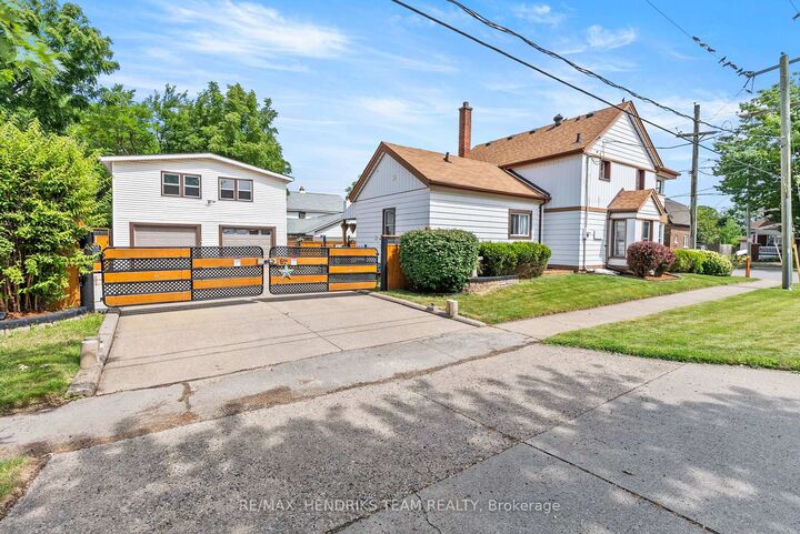 85 Pine Street S — photo 1