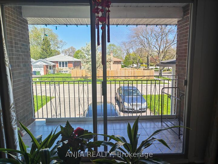 Property Photo:  58 Kitchener Road Main  ON M1E 2X5 