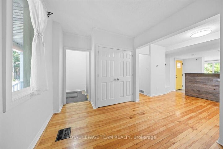 Property Photo: 135 Upper Lorne Place ON K1R 7G8