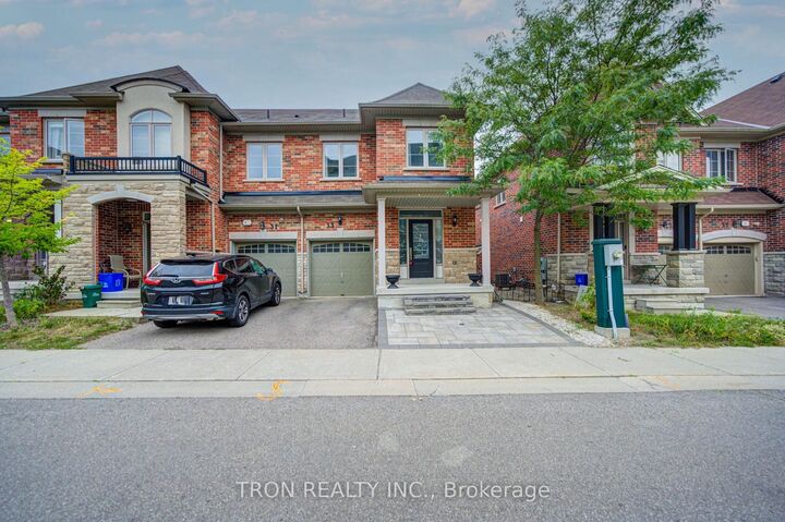 Property Photo: 33 Mazarine Lane ON L4S 0G2