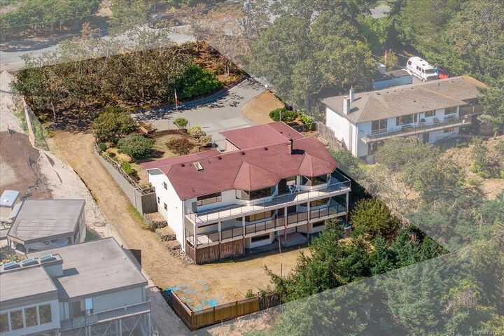 Property Photo: 3596 Oakridge Dr BC V9T 1M4
