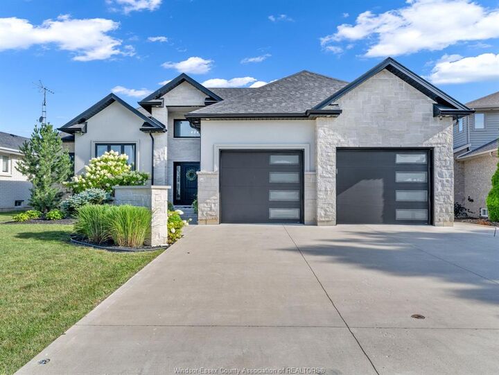 Property Photo: 22 Shawnee Court ON N8H 5A8