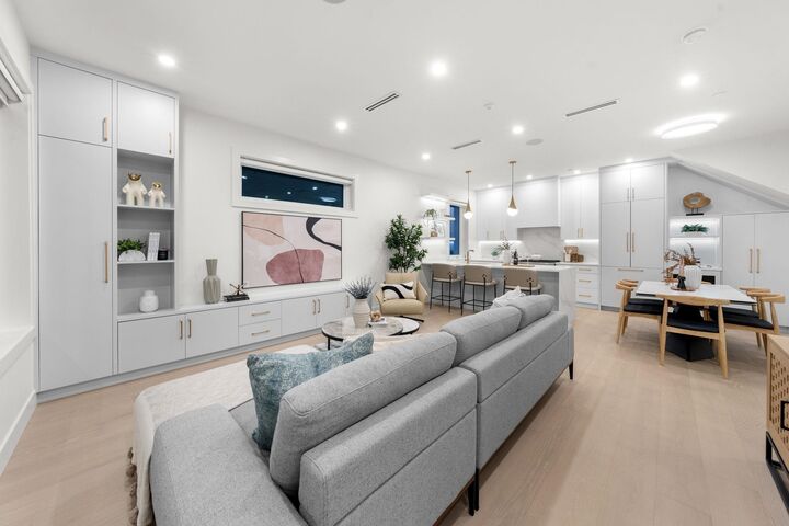 Property Photo: 1582 E 2nd Avenue 1 BC V5N 1C7