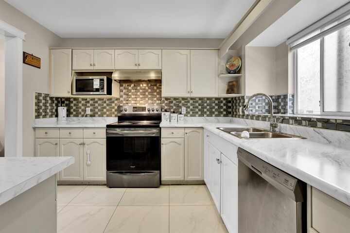 Property Photo:  11875 210 Street 11  BC V2X 7P3 