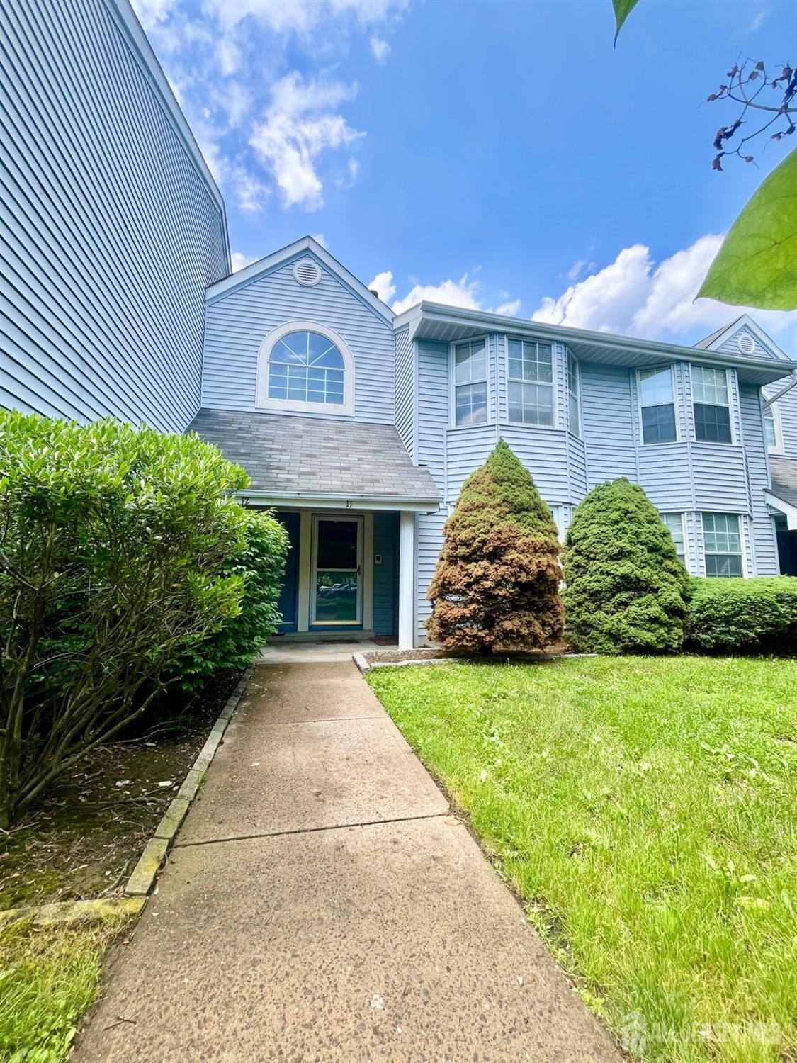 Property Photo:  11 Tanglewood Court  NJ 08852 