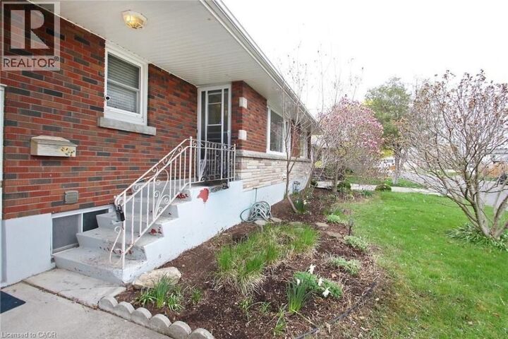 Property Photo: 6 Myrtle Avenue Upper ON L2M 5W1