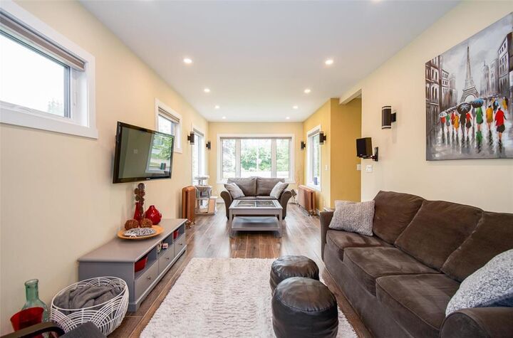 Property Photo: 52 Harbison Avenue West MB R2L 0A1