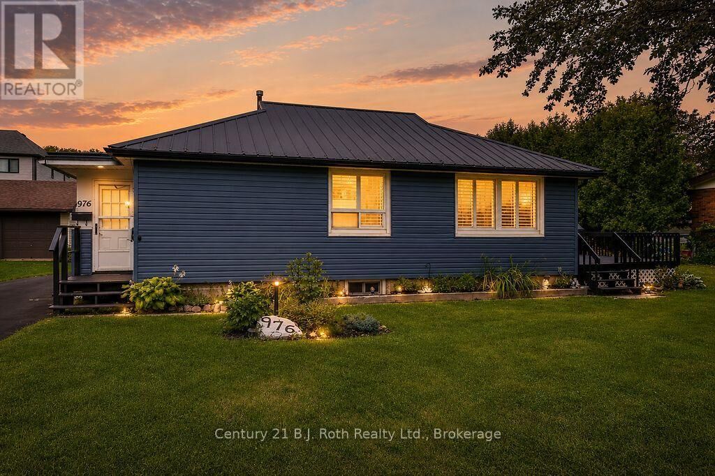 Property Photo: 976 Yonge Street ON L4R 2E7