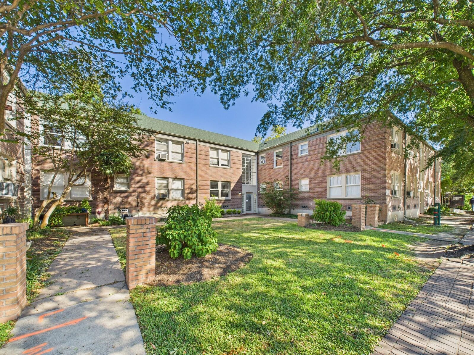 Property Photo: 1920 Richmond Avenue 2 TX 77098