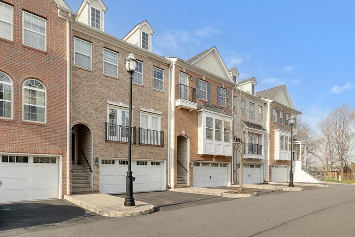 Property Photo:  5 Creekside Ct  NJ 07094 