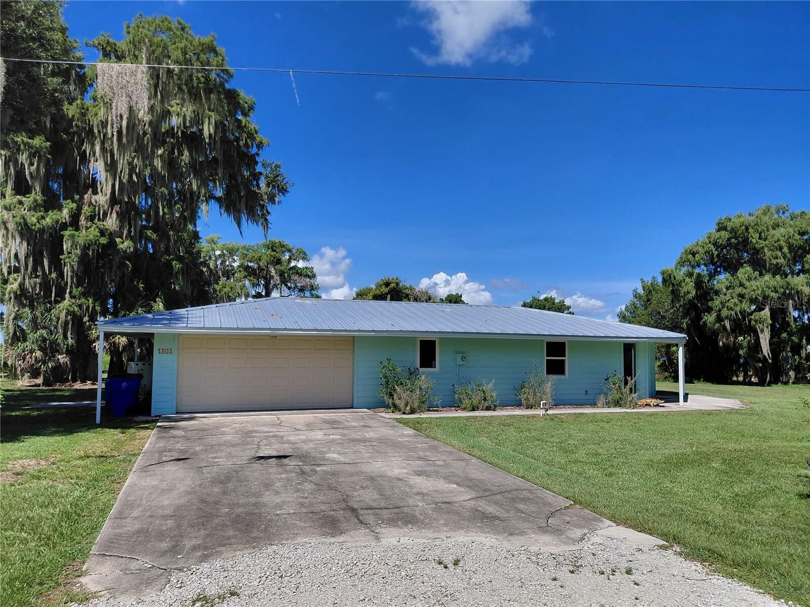 Property Photo: 1303 Club Lane FL 33857