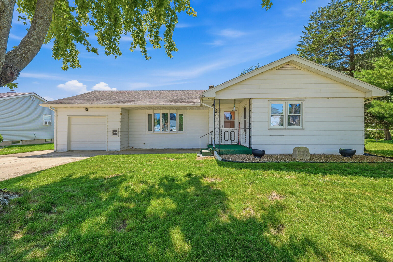 Property Photo: 520 Park St WI 53039