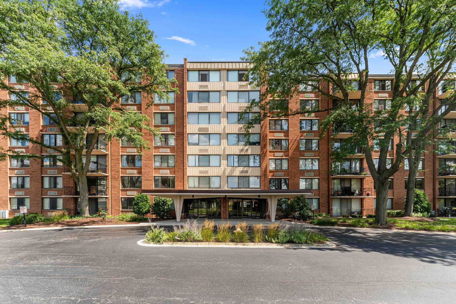 Property Photo:  2000 Saint Regis Drive 7D  IL 60148 