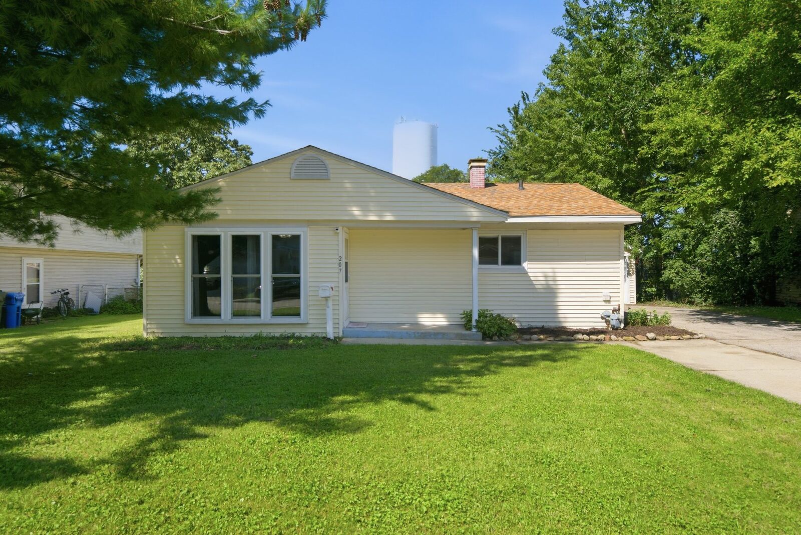 Property Photo: 207 Caddy Avenue IL 60110