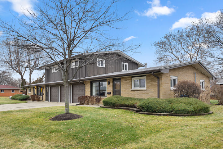 Property Photo: 541 N Edgelawn Drive 541 IL 60506