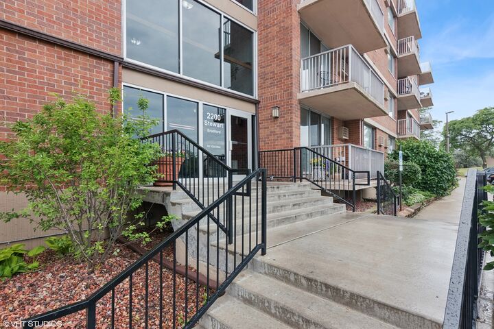 Property Photo:  2200 S Stewart Avenue 4A  IL 60148 